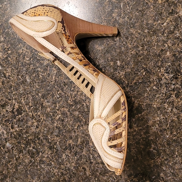 Carlos Santana Peep Toe Pumps - Picture 2 of 8